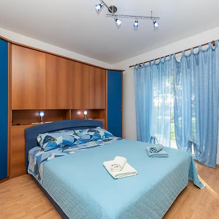 Apartment By The Sea - Lozice, - 18576 *