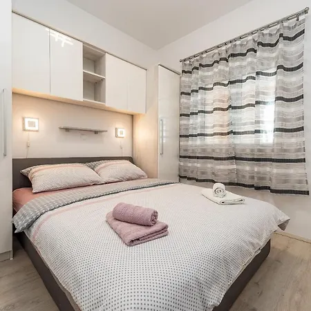 Apartment By The Sea - Lozice, - 18576 *