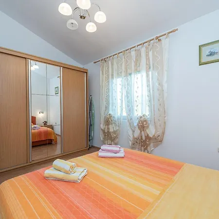 Apartment By The Sea - Lozice, - 18576