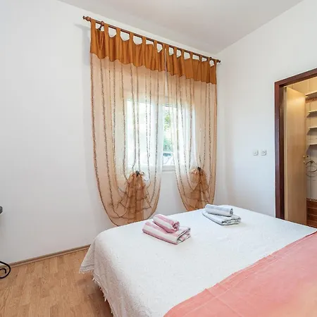 Apartment By The Sea - Lozice, - 18576 *
